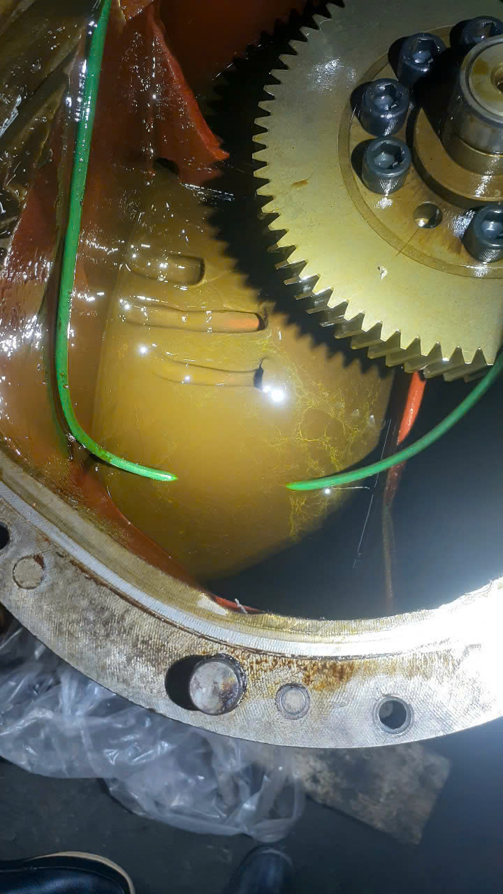 Cặn Vecni Trong Máy Nén Khí: “Sát Thủ Thầm Lặng” Và Cách Phòng Ngừa Triệt Để